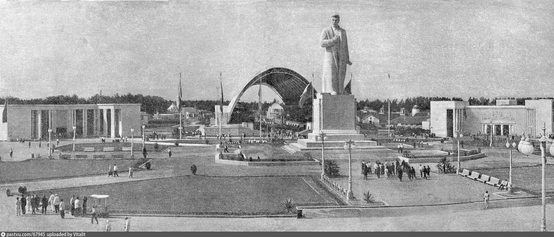 Павильон зерно скульптуры. ВСХВ площадь механизации. ВДНХ В Москве 1940. ВСХВ 1940. Стройка ВДНХ 1939.