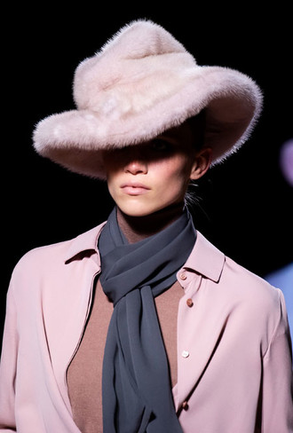 Пушистые шляпы, ушанки и бейсболки без козырька: самые модные головные уборы сезона 