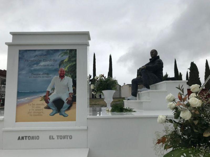 Памятник великому автоугонщику Памятник великому автоугонщику авто и мото,автоновости