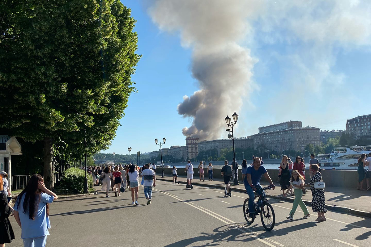 Склад пиротехники загорелся в московском Парке Горького