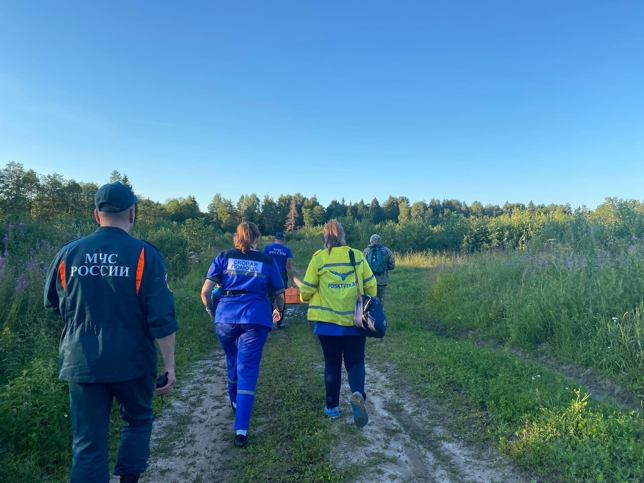 В Тверской области волонтеры, спасатели и медики смогли вывести потерявшихся женщин из леса