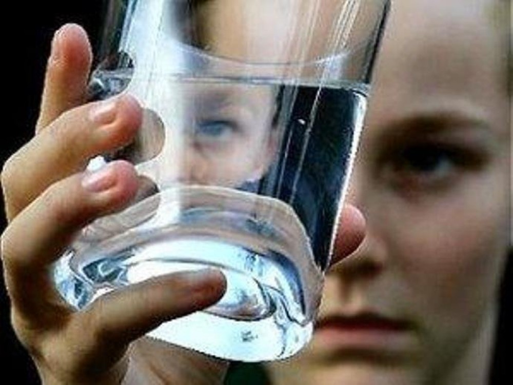 Узнавать воду. Через стакан с водой. Грязная вода в стакане человек пьет. Человек пьет плохую воду. Нюхает воду.