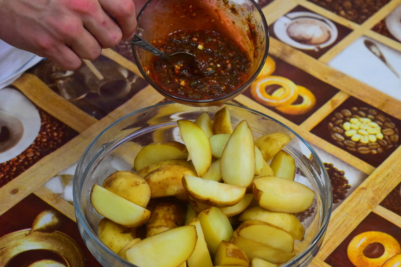 Отваренные дольника картофеля заправляем приготовленной обмазкой Айдахо, видео, еда, картофель в духовке, своими руками