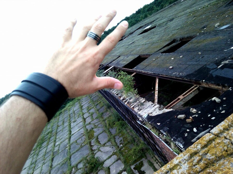 Заброшенный немецкий аэродром Люфтваффе "Нойтиф". Ангар 6 Заброшенный немецкий аэродром Люфтваффе "Нойтиф". Ангар 6