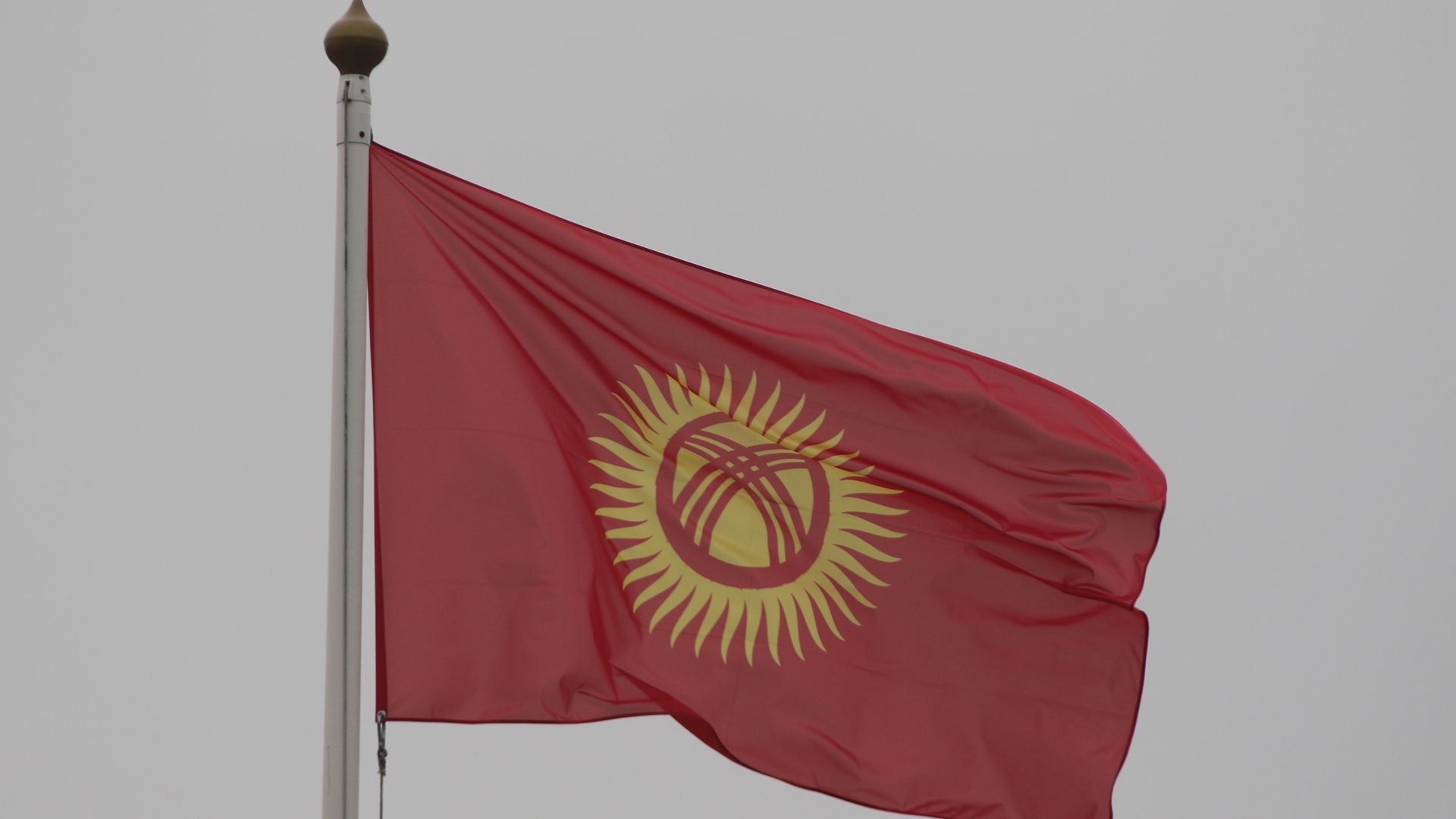 В дни траура государственный флаг. Флаг Киргизии 2022. Флаг Таджикистана и Киргизии. Китай Кыргызстан флаг. Военные с флагом Кыргызстана.