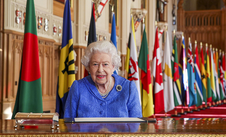 Елизавете II – 95 лет: самые невероятные слухи о королеве