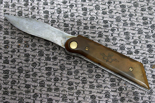 Один из перочинных ножей, сделанных по заказу Бати, для заточки карандашей и походов по грибы. 
