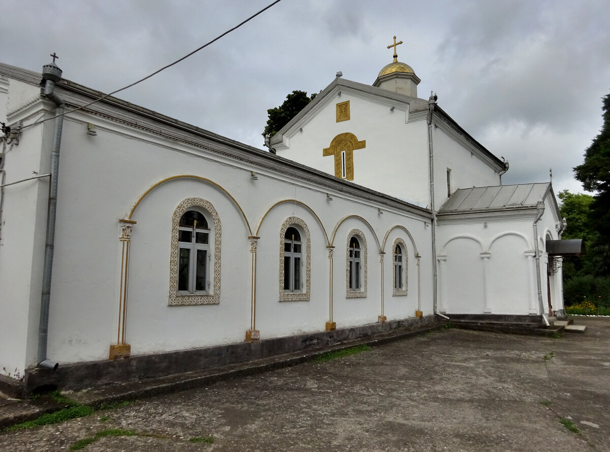 Илор. Храм святого Георгия. Самый злой Храм Абхазии Храме, Почему, именно, церковной, иконы, крест, части, нижней, фитиль, приложить, батюшка, другие, местный, сорри, многие, ограды, фитилём, видим, Храма, ехать