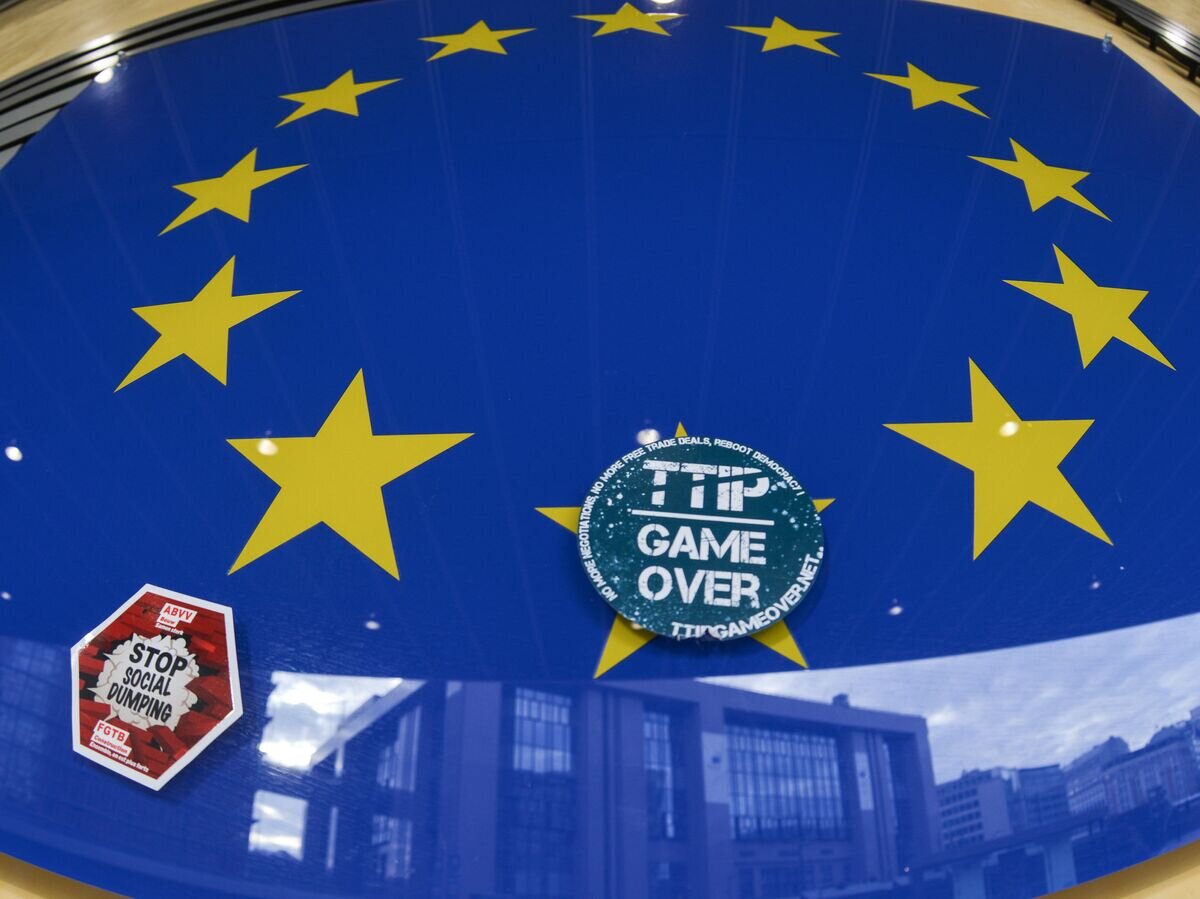    Наклейка Game over на логотипе ЕС на здании штаб-квартиры Европейского парламента в Брюсселе© РИА Новости / Алексей Витвицкий