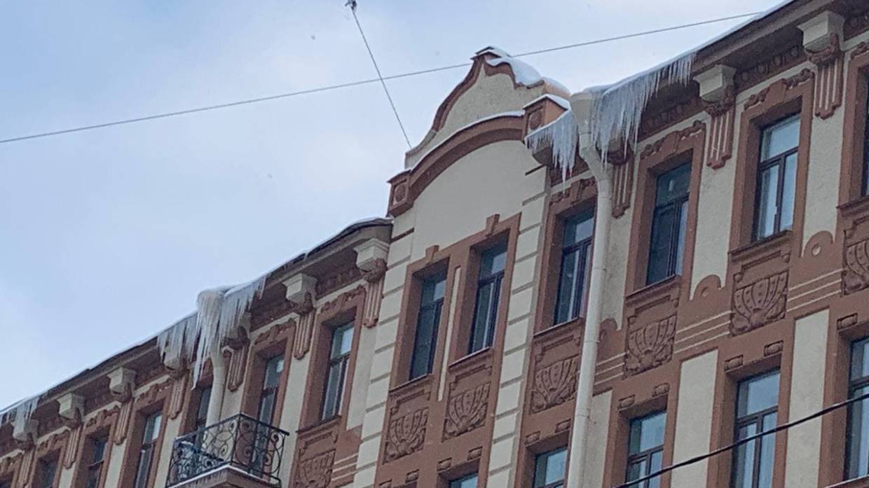 Коммунальщики устроили «снежный душ» петербуржцам