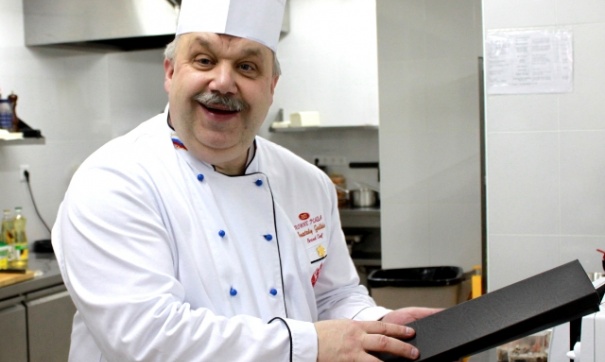 Шеф-повар Анатолий Галкин готовит борщ с зажаркой