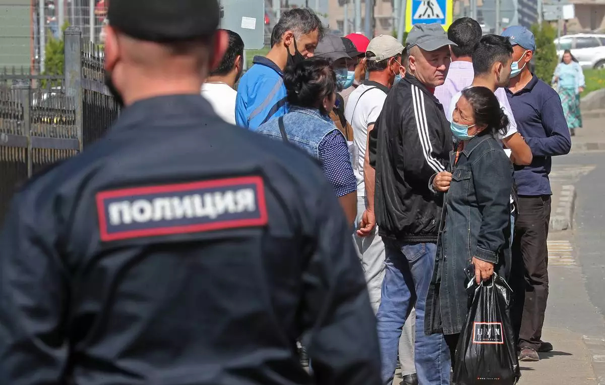 Вот вам несколько серьёзных тезисов. Тезис первый: «В своей массе многие мигранты плохо владеют...