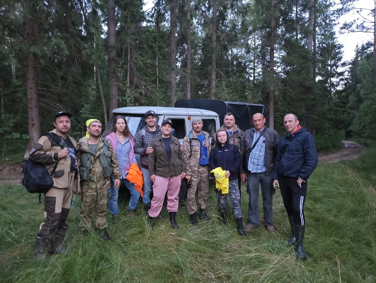 В Тверской области волонтеры, спасатели и медики смогли вывести потерявшихся женщин из леса