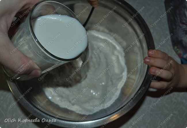 Здравствуйте. Уже не первый месяц, как пеку пироги, собираюсь рассказать о рецепте этого теста, но вспоминаю, когда уже пироги готовы. Рецептов очень много и в каждом есть своя изюминка. Этот рецепт мне попался на просторах интернета, когда я искала рецепт быстрого дрожжевого теста для пирогов. Меня подкупило слово быстрое, так как всегда хочется сэкономить время и при этом приготовить что-нибудь вкусненькое. Еще в рецепте говорилось, что пироги, приготовленные из этого теста, не черствеют очень долго, аж неделю. Верность этого утверждения нам не удавалось проверить до сих пор, потому как пироги мы съедаем быстро, редко когда остаются на второй день. Но вот что точно могу утверждать, что даже если вы уберете пироги в холодильник (а я всегда убираю пирожки храниться в холодильник, если в начинке яйца или грибы, все таки это скоропортящаяся начинка), они все равно будут мягкими и вкусными. Бывает пироги пару часов полежат и уже не такие вкусные, не такие мягкие и воздушные. А эти неееет, очень вкусные и нежные. <br />
Расскажу еще о плюсах этого теста:<br />
1. Не нужно ждать, когда тесто подойдет, можно печь сразу. Поэтому, если начинка требует предварительного приготовления, например, протушить что-то надо или отварить, то все следует приготовить заранее, иначе на это просто не останется времени.<br />
2. После того как тесто готово, мука больше не понадобится. Оно довольно таки жирное, не липнет к рукам и столу, поэтому лишняя мука для лепки не нужна. А потом и стол не нужно оттирать от этой муки.<br />
В общем кому стало интересно, читаем дальше. фото 4