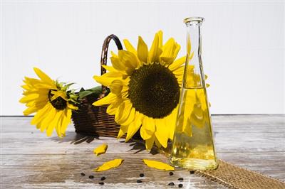 https://pixabay.com/photos/oil-sunflower-oil-edible-oil-food-2759779/