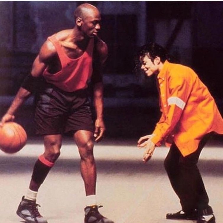 Майкл Джордан и Майкл Джексон играют в баскетбол, 1992 в мире, знаменитости, кадры, люди, молодость, слава, фото