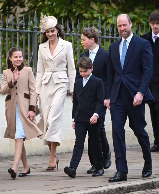 Кейт Миддлтон впервые за три года появилась с детьми не пасхальной службе: Шарлотта стала похожа на Елизавету, а Луи вырос и возмужал Кейт Миддлтон впервые за три года появилась с детьми не пасхальной службе: Шарлотта стала похожа на Елизавету, а Луи вырос и возмужал принцесса, королевской, принц, Кэтрин, радостно, несмотря, Шарлотта, службе, принцессы, королеве, семью, время, также, короля, флаги, Виндзорского, мероприятиях, Пасхи»Когда, Елизаветы, присутствующим