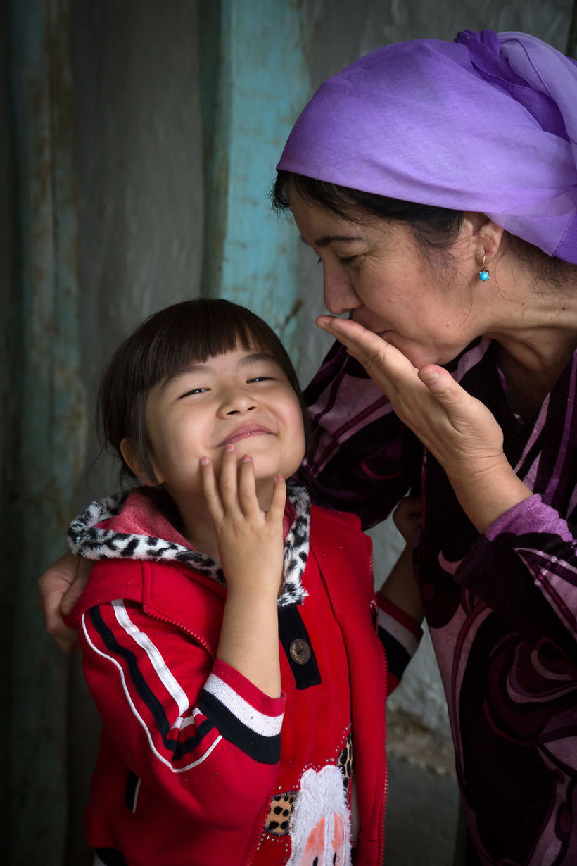 10 лет фотограф снимает особую связь между мамами и детьми по всему миру