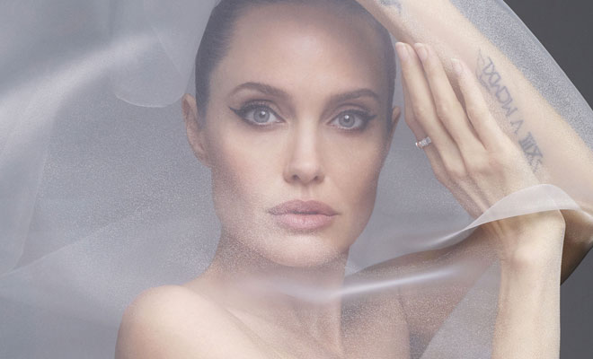 Анджелина Джоли обиделась и вышла на публику в одной вуали