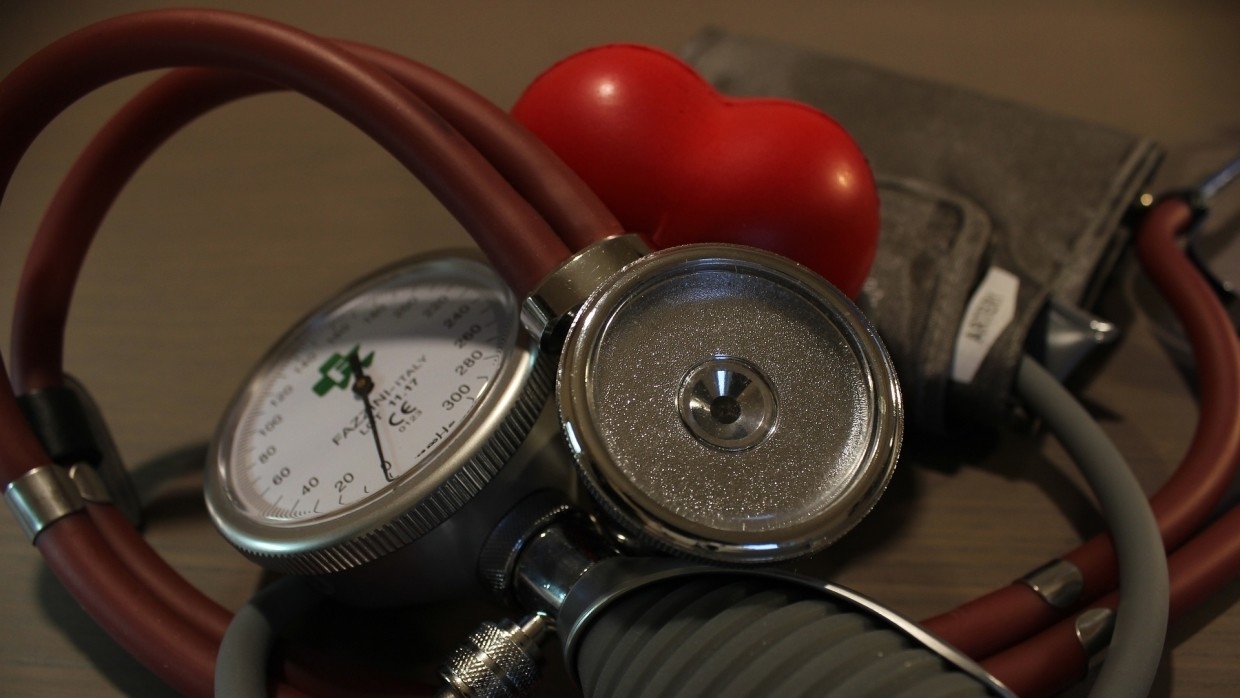 Кровь в моче может указывать на проблемы с давлением