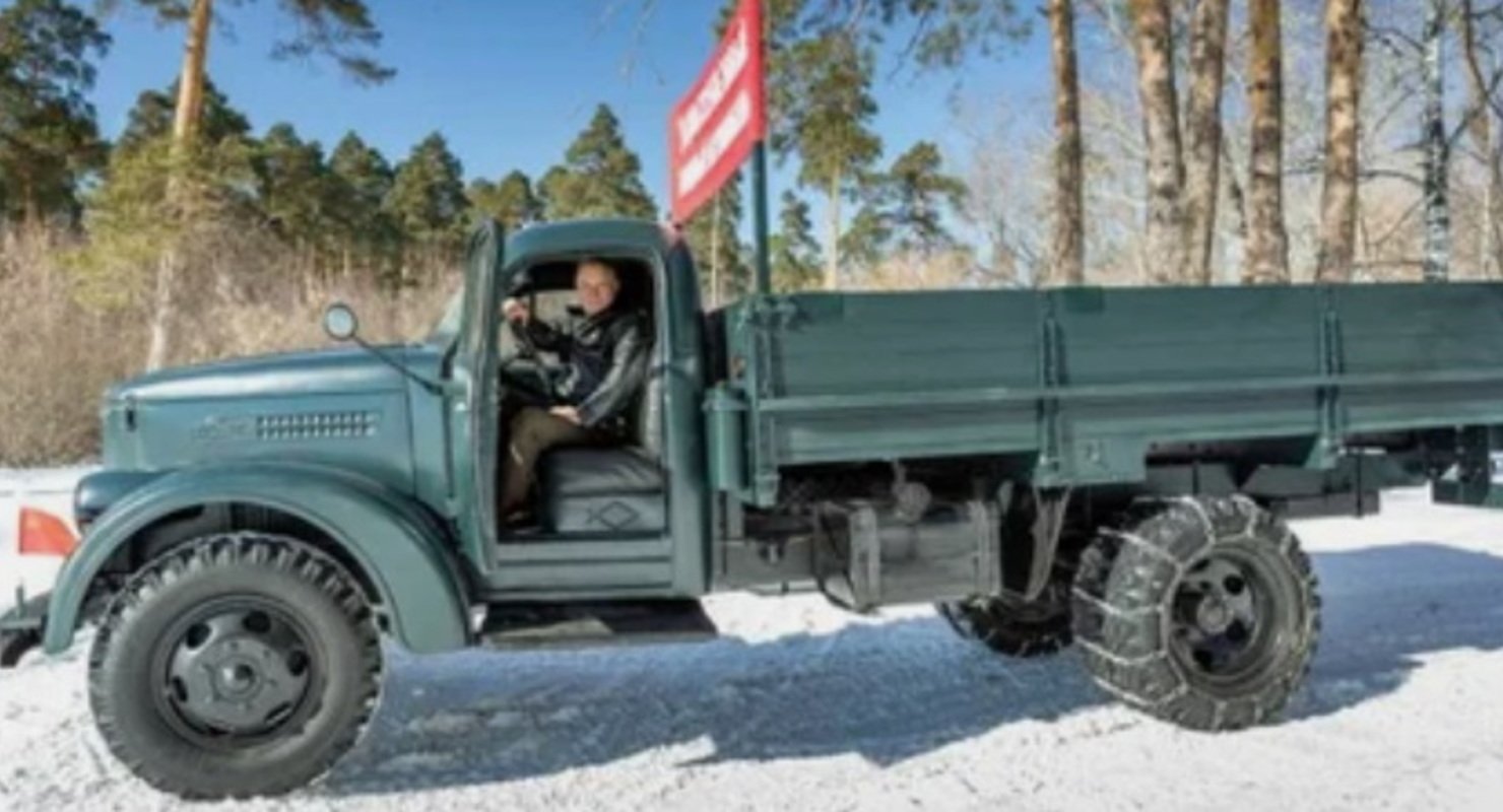 В Миассе энтузиаст восстановил исторический автомобиль «УралЗиС-355М»