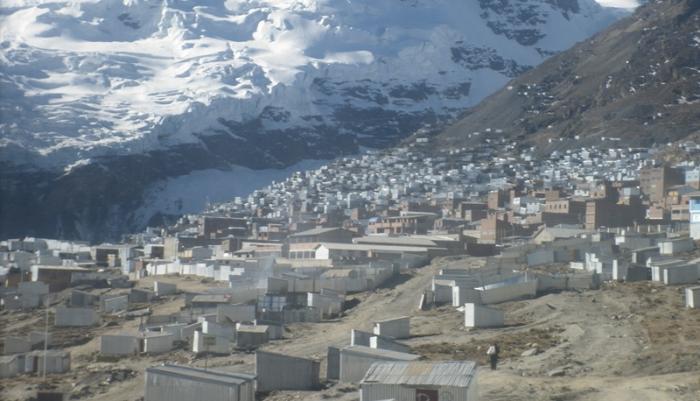 Ла-Ринконада, Перу Город расположен в Андах на высоте около 5100 м над уровнем моря. Это самый высокий населенный пункт на планете. Переселяться в эту экстремальную местность люди стали из-за залежей золотой руды. В городе слабо развита система канализации и сточных вод, при этом население Ла-Риконады продолжает неуклонно расти. В 2009 году в городе проживало около 30 тыс. человек.