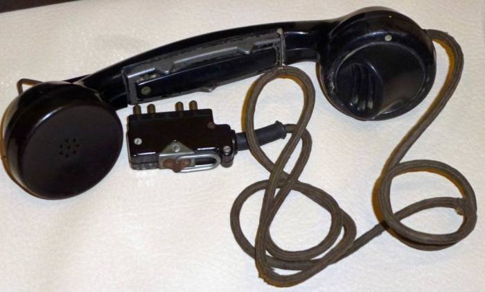 Некоторые умельцы срезали телефонные трубки / Фото: war39-45.ru Некоторые умельцы срезали телефонные трубки / Фото: war39-45.ru