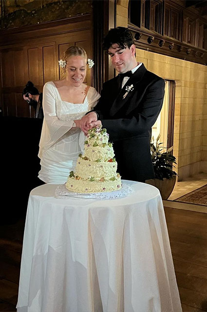 Три наряда невесты и Джим Джармуш в гостях: Хлоя Севиньи сыграла свадьбу через два года после регистрации брака Звездные пары