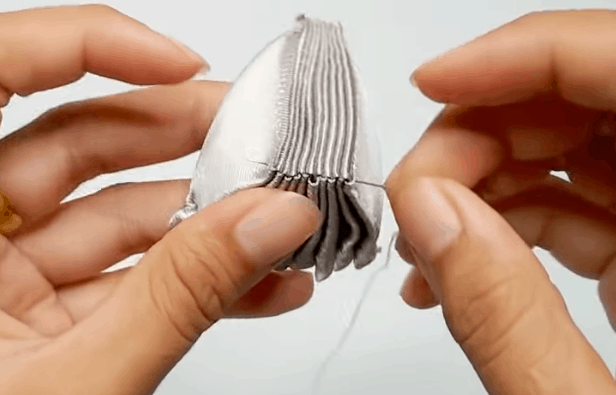 Оригинальная брошь из обычной ленты — стильное и нетривиальное украшение Оригинальная брошь из обычной ленты — стильное и нетривиальное украшение