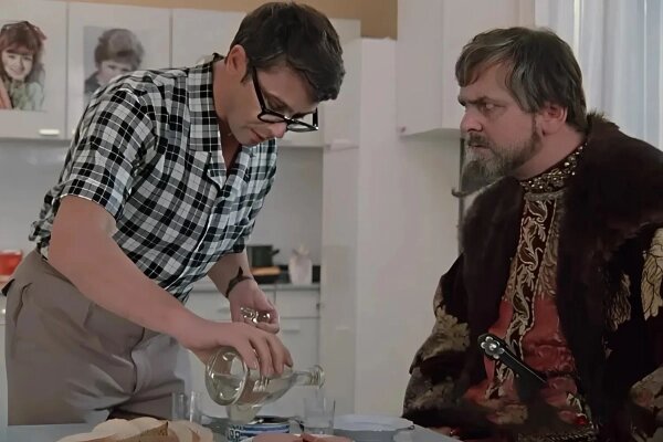 Таинственная водка в графине, которую Шурик наливает Ивану Грозному, не так проста, как кажется. Фото © «Иван Васильевич меняет профессию» (1973), режиссёр Леонид Гайдай, сценаристы Владлен Бахнов, Леонид Гайдай, Михаил Булгаков / Kinopoiskatomic:embed 1
