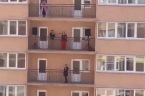 В Краснодаре оперная певица решила развлечь соседей пением с балкона