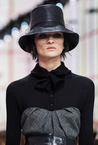 Пушистые шляпы, ушанки и бейсболки без козырька: самые модные головные уборы сезона 