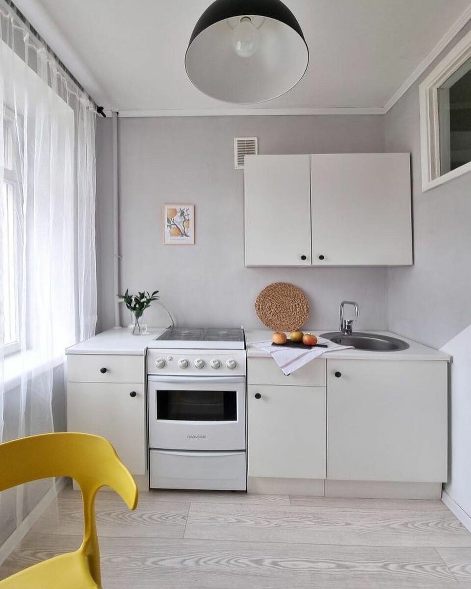 Пример бюджетного преображения маленькой кухни без фартука и холодильника. Фото До и После