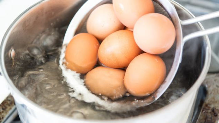 Как сварить куриные яйца без кипячения: выходит вкуснее и полезнее кулинария,кулинарные хитрости