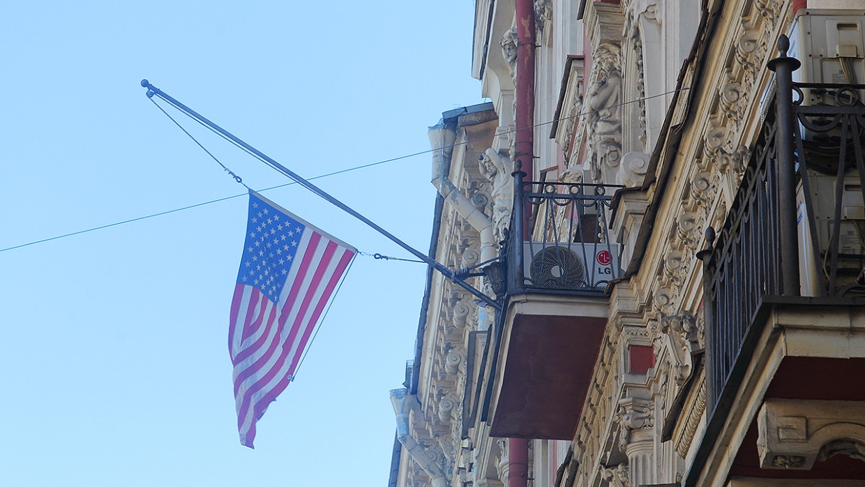 Посол США сообщил о приостановке оказания консульских услуг в РФ с 1 августа