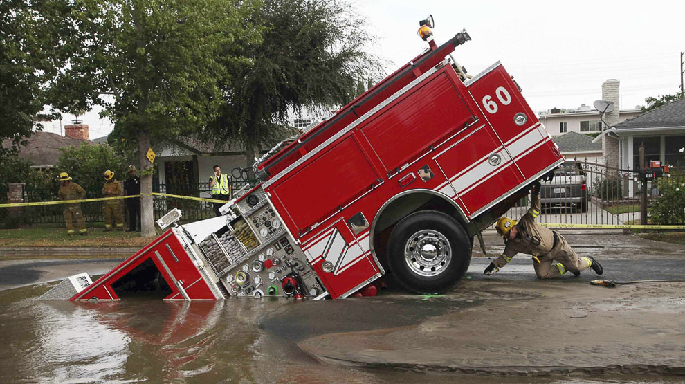 8 сентября 2009 в Лос Анжелесе от взрыва водопровода образовалась дыра, куда угодила пожарная машина