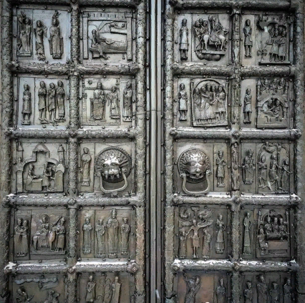 Сигтунские (корсунские) врата установлены в детинце Софийского собора