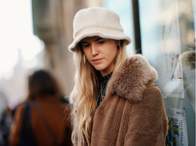 Пушистые шляпы, ушанки и бейсболки без козырька: самые модные головные уборы сезона 