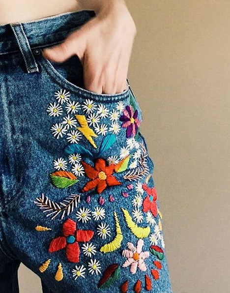 Разнообразный декор джинсов: вышивка, роспись, кружево... Продолжаем собирать идеи!