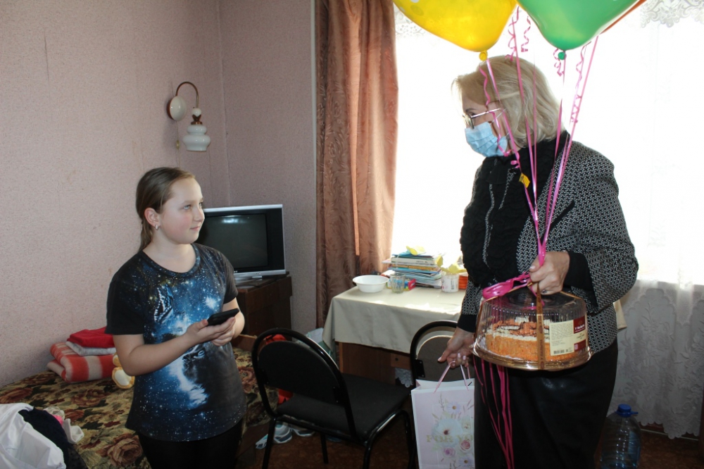 Глава Рязани поздравила с днём рождения приехавшую с Донбасса девочку