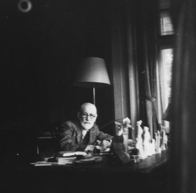 Зигмунд Фрейд в своем кабинете в Лондоне в 1938 году