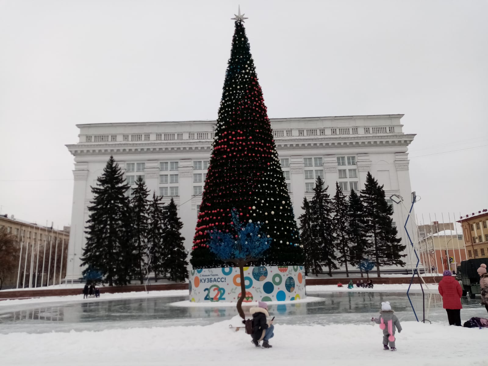 Елка на площади советов Кемерово 2022