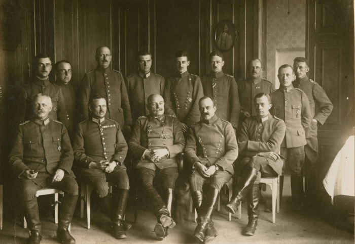 Его Превосходительство, командующий оккупационным корпусом генерал от кавалерии Карл Кнёрцер со своим штабом.