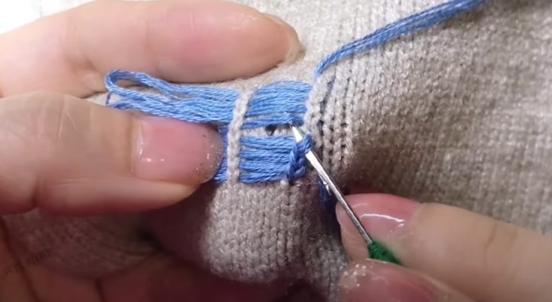Простой способ незаметно заштопать дырку на вязаном изделии вязание,рукоделие