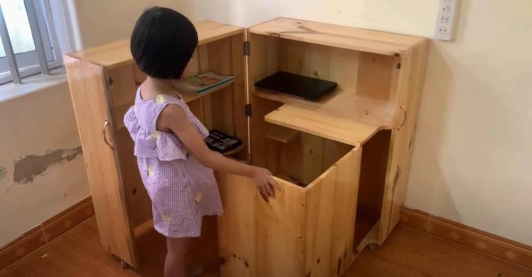 Детский рабочий уголок для учебы — складная конструкция-трансформер «3 в 1»: стол + стул + шкафчик с полками
