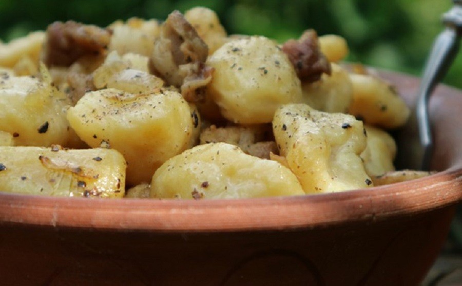 Нужны стакан кефира, мука и немного мяса: сытные галушки с фаршем