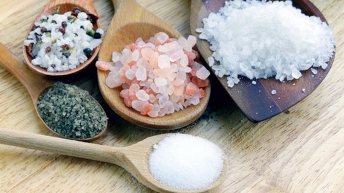 Поваренная соль имеет более резкий вкус, чем морская. /Фото: i.ytimg.com