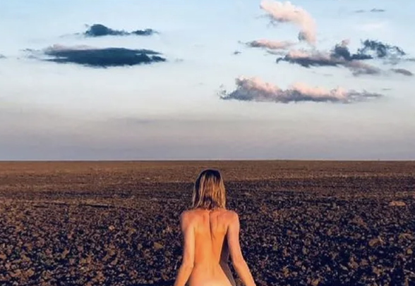 Любовь Толкалина вышла обнаженная в поле