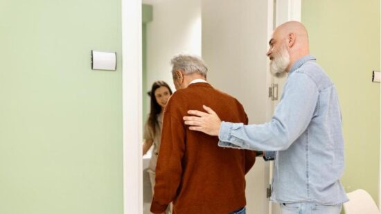Эту болезнь можно перепутать с Паркинсоном, симптомы похожи: история 57-летнего мужчины