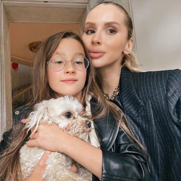 Светлана Лобода с дочкой Евой и собакой Лоло